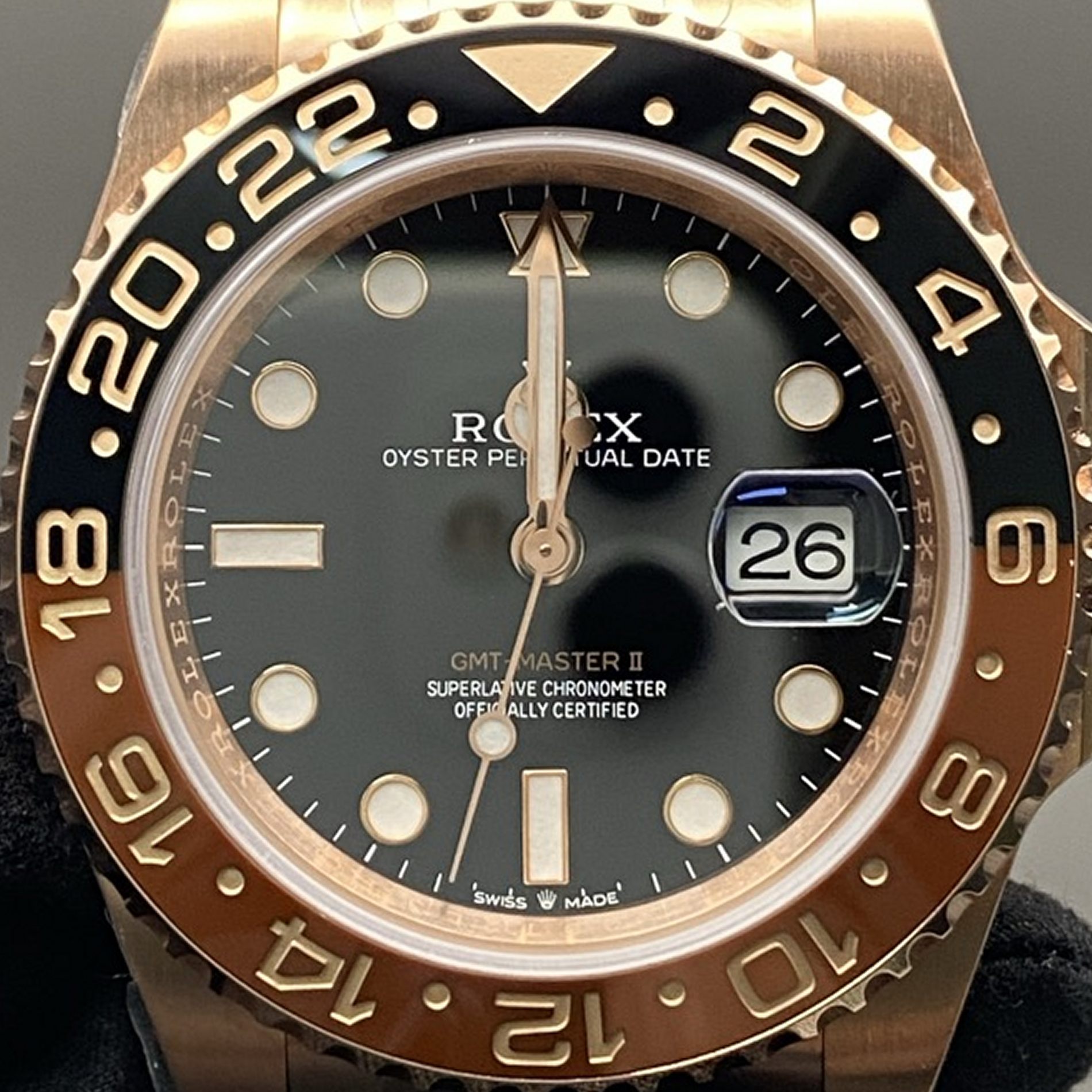 S001 · Camera geometry corrected. Image rotated approximately 0.8° counterclockwise at the dial centre; perspective and unequal image scaling normalized to a circular dial reference using the printed ticks’ inner tips after broad ink detection. Recentered and resampled to 1900 × 1900 pixels. No correction for crystal refraction or raised bezel/hand geometry. Extended rays are visual dial references only; they do not correct or measure the raised bezel.
