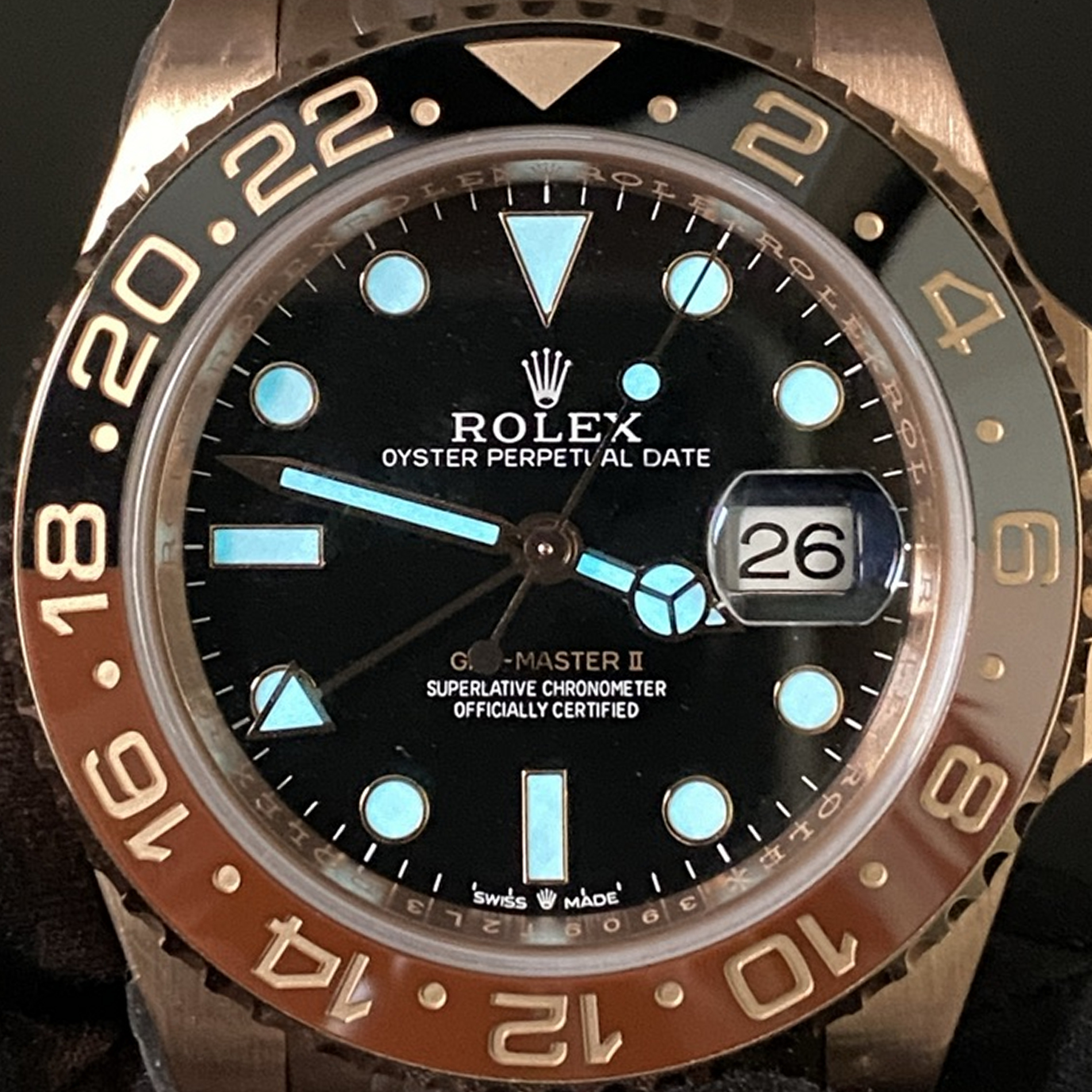 S013 · Camera geometry corrected. Image rotated approximately 0.2° counterclockwise at the dial centre; perspective and unequal image scaling normalized to a circular dial reference using detected printed tick centres. Recentered and resampled to 1900 × 1900 pixels. No correction for crystal refraction or raised bezel/hand geometry. Extended rays are visual dial references only; they do not correct or measure the raised bezel.