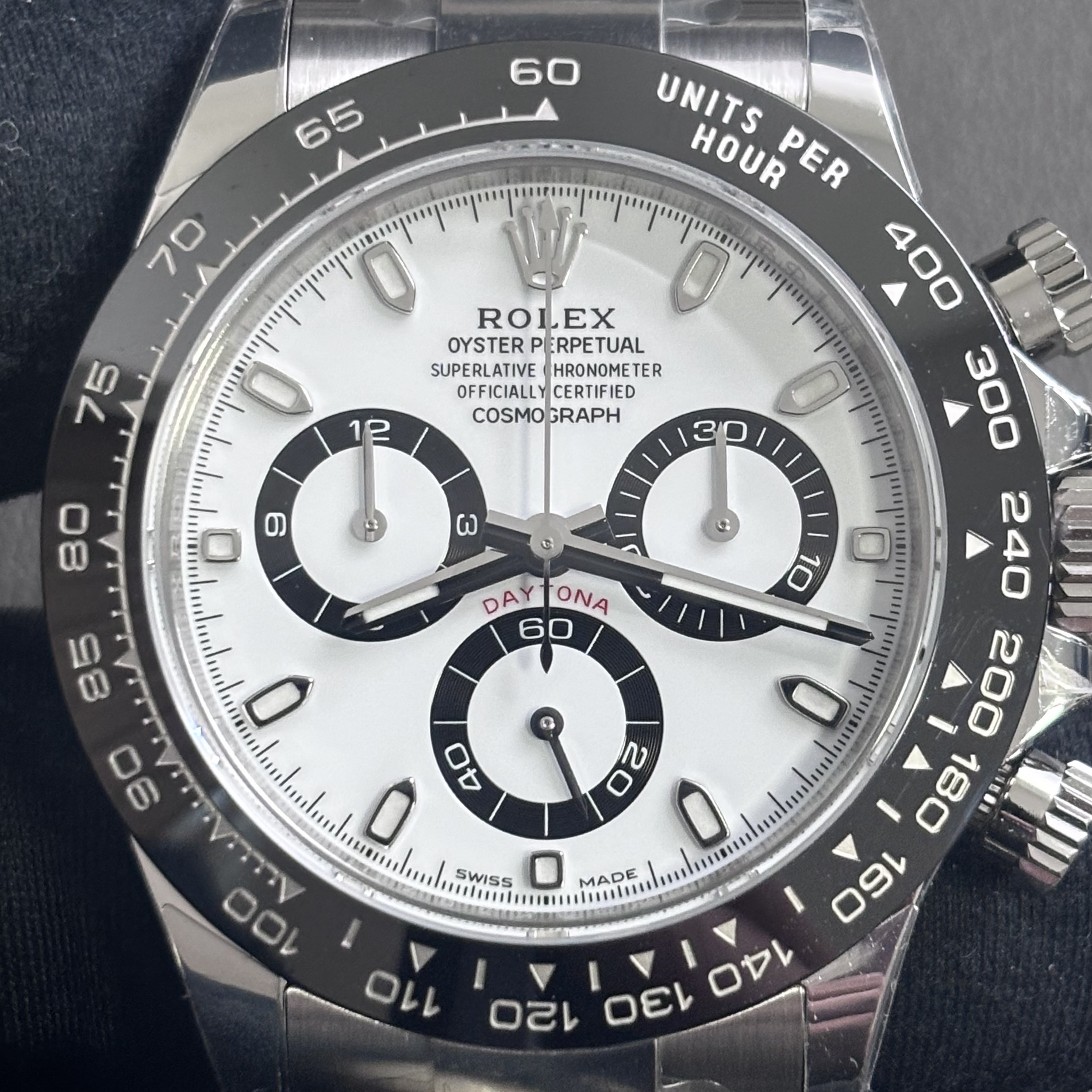 S007 · Camera geometry corrected. Image rotated approximately 0.9° clockwise at the dial centre; perspective and unequal image scaling normalized to a circular dial reference using isolated printed minute strokes. Recentered and resampled to 1900 × 1900 pixels. No correction for crystal refraction or raised bezel/hand geometry. Extended rays are visual dial references only; they do not correct or measure the raised bezel.
