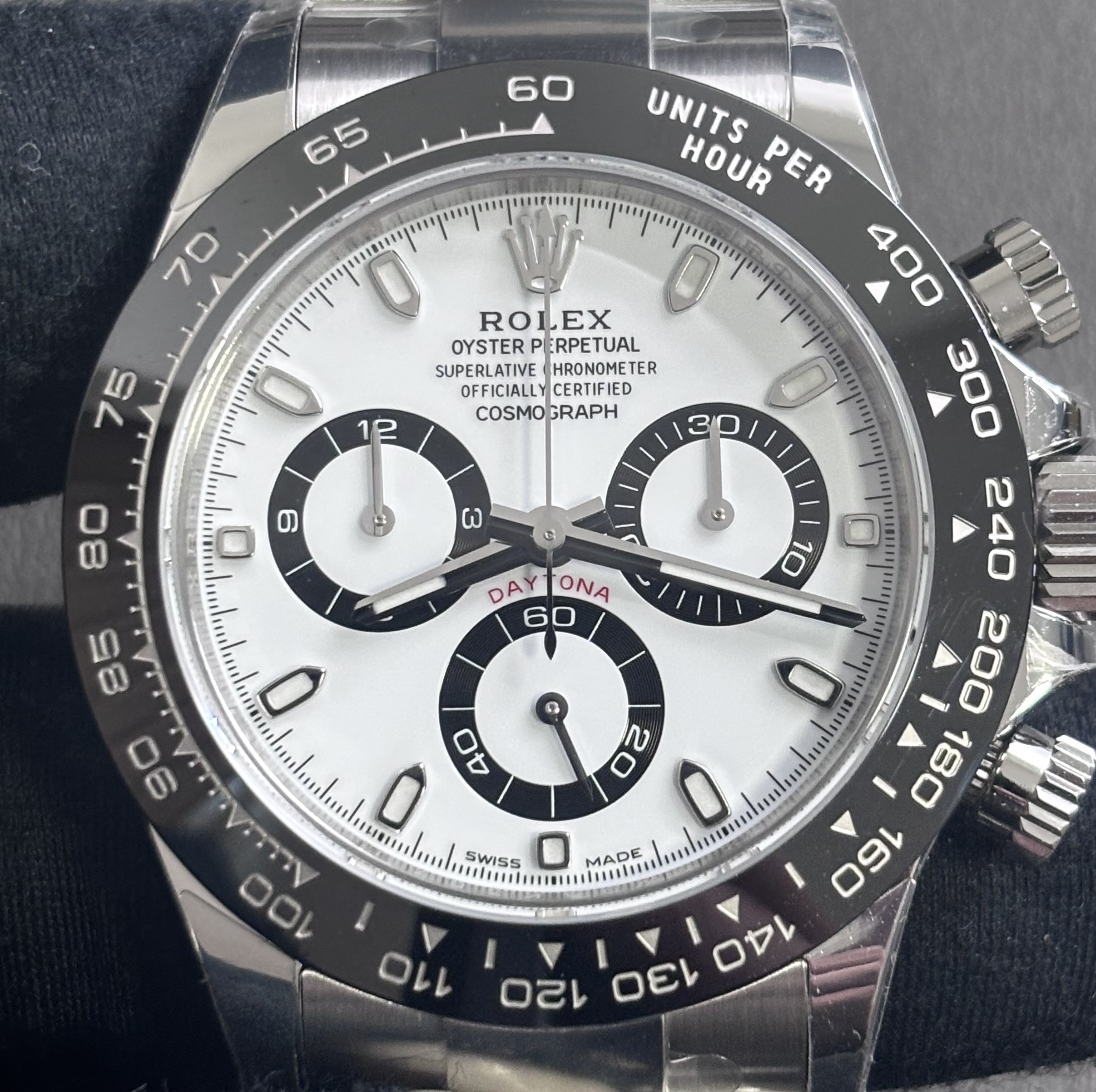 S007 · Native full-bezel context. Raised bezel features assessed visually in this original camera view