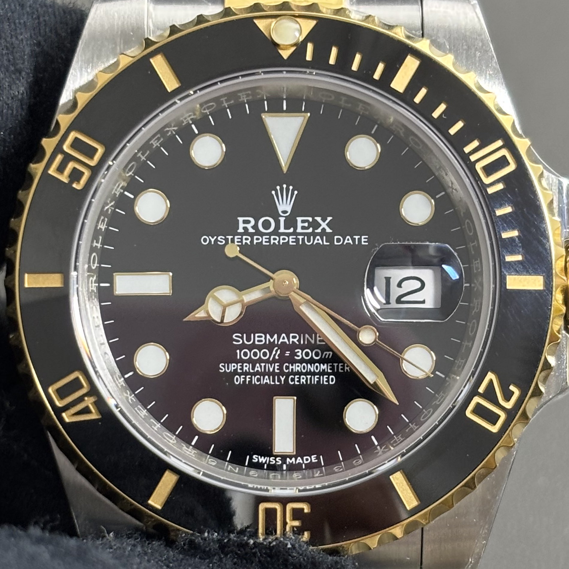 S007 · Camera geometry corrected. Image rotated approximately 0.2° clockwise at the dial centre; perspective and unequal image scaling normalized to a circular dial reference using isolated printed minute strokes. Recentered and resampled to 1900 × 1900 pixels. No correction for crystal refraction or raised bezel/hand geometry. Extended rays are visual dial references only; they do not correct or measure the raised bezel.