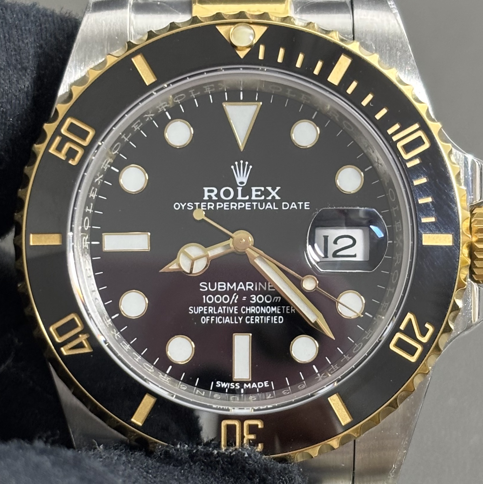 S007 · Native full-bezel context. Raised bezel features assessed visually in this original camera view