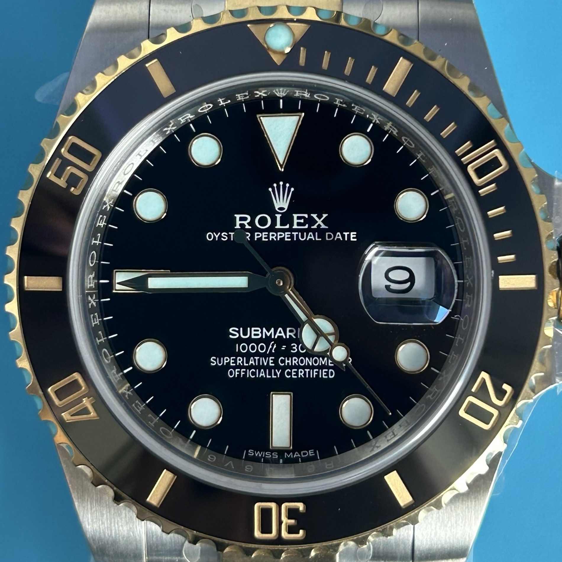 S002 · Visual reference only · precise angles unverified. Image rotated approximately 2.1° clockwise at the dial centre; illustrative circular normalization only; geometry did not validate using detected printed tick centres. Recentered and resampled to 1900 × 1900 pixels. No correction for crystal refraction or raised bezel/hand geometry. Extended rays are visual dial references only; they do not correct or measure the raised bezel.
