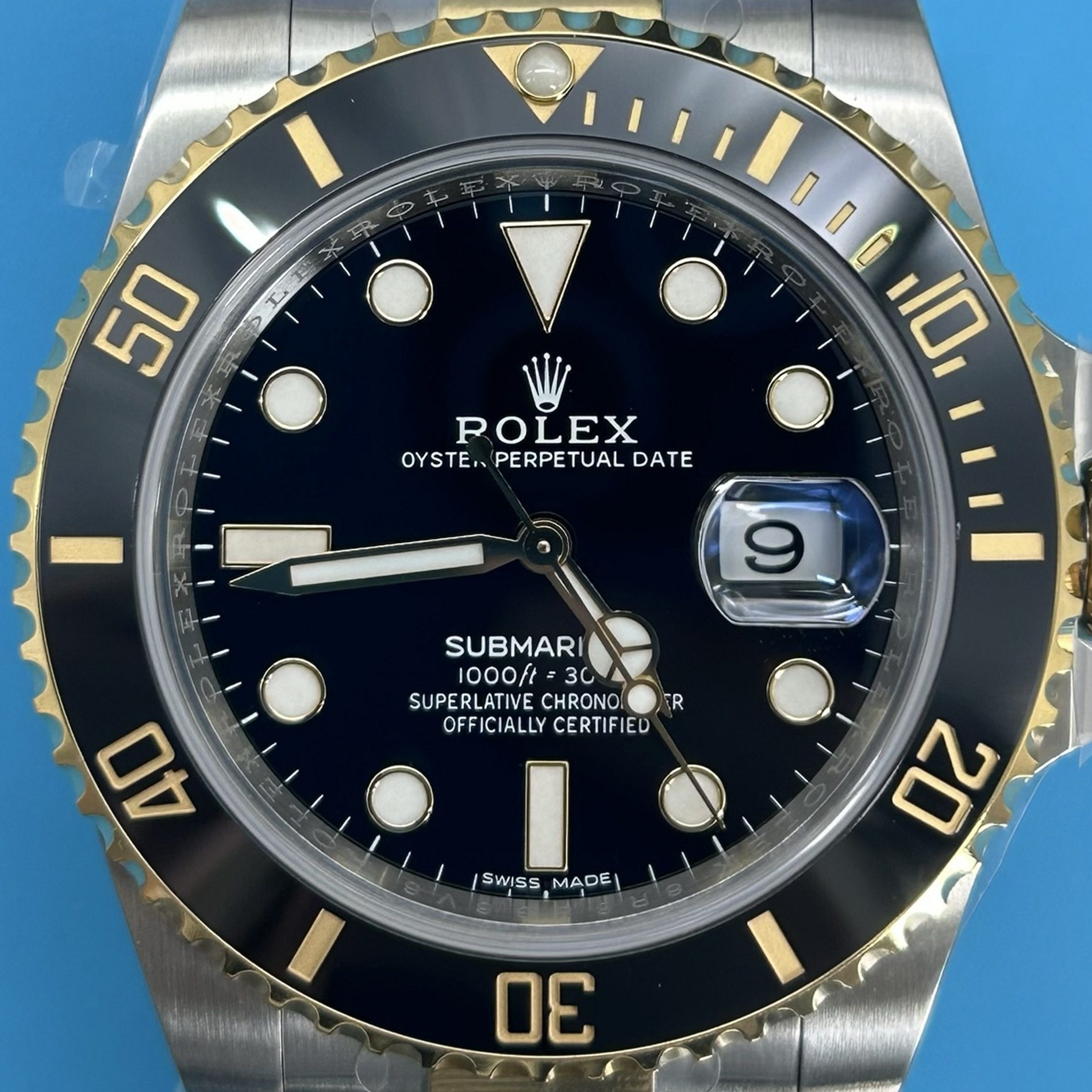 S012 · Visual reference only · precise angles unverified. Image rotated approximately 0.2° counterclockwise at the dial centre; illustrative circular normalization only; geometry did not validate using detected printed tick centres. Recentered and resampled to 1900 × 1900 pixels. No correction for crystal refraction or raised bezel/hand geometry. Extended rays are visual dial references only; they do not correct or measure the raised bezel.