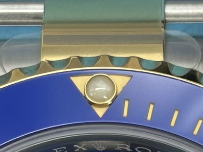 A04 · Bezel at twelve
