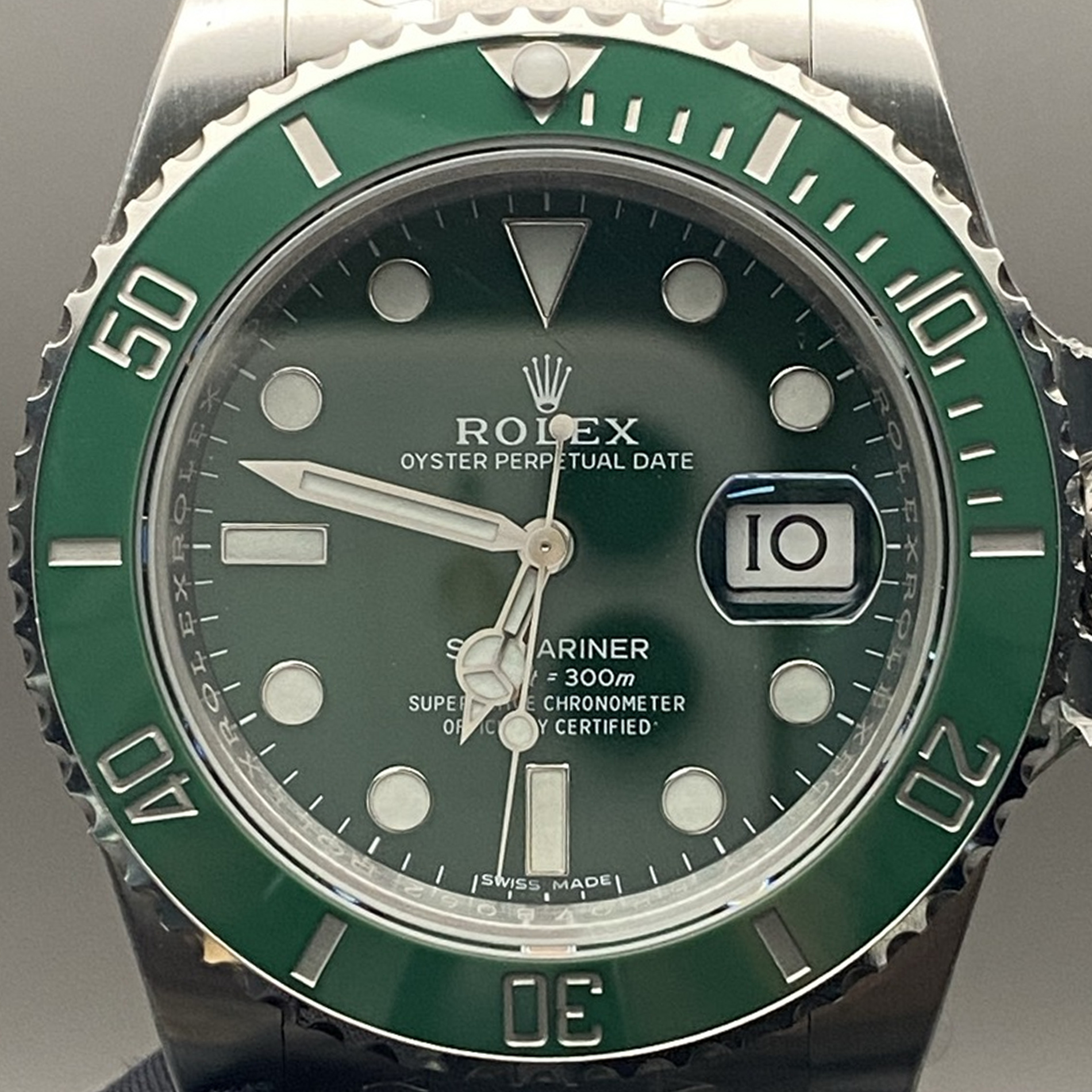 S002 · Camera geometry corrected. Image rotated approximately 1.0° counterclockwise at the dial centre; perspective and unequal image scaling normalized to a circular dial reference using isolated printed minute strokes. Recentered and resampled to 1900 × 1900 pixels. No correction for crystal refraction or raised bezel/hand geometry. Extended rays are visual dial references only; they do not correct or measure the raised bezel.