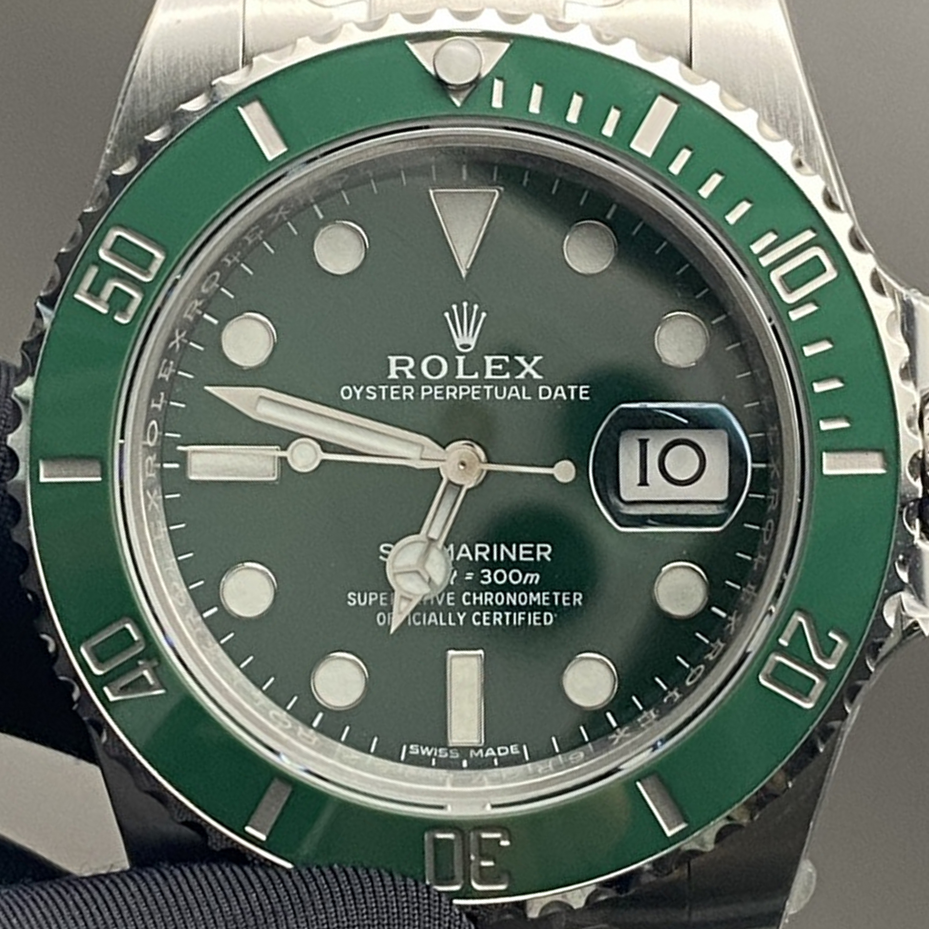S004 · Camera geometry corrected. Image rotated approximately 31.4° clockwise at the dial centre; perspective and unequal image scaling normalized to a circular dial reference using isolated printed minute strokes. Recentered and resampled to 1900 × 1900 pixels. No correction for crystal refraction or raised bezel/hand geometry. Extended rays are visual dial references only; they do not correct or measure the raised bezel.