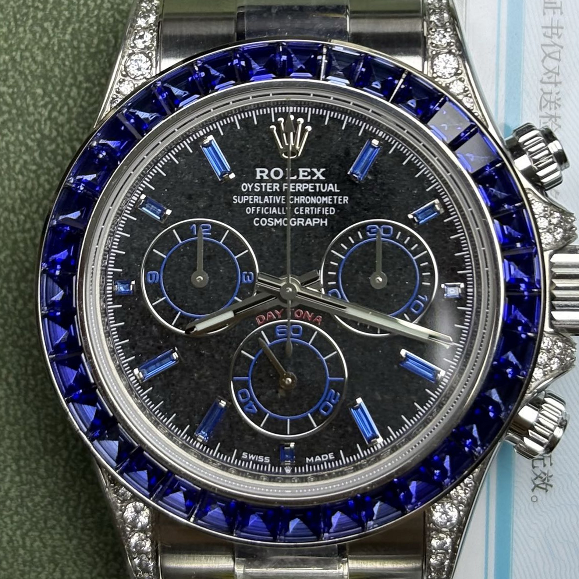 S005 · Camera geometry corrected. Image rotated approximately 1.5° clockwise at the dial centre; perspective and unequal image scaling normalized to a circular dial reference using detected printed tick centres. Recentered and resampled to 1900 × 1900 pixels. No correction for crystal refraction or raised bezel/hand geometry. Extended rays are visual dial references only; they do not correct or measure the raised bezel.
