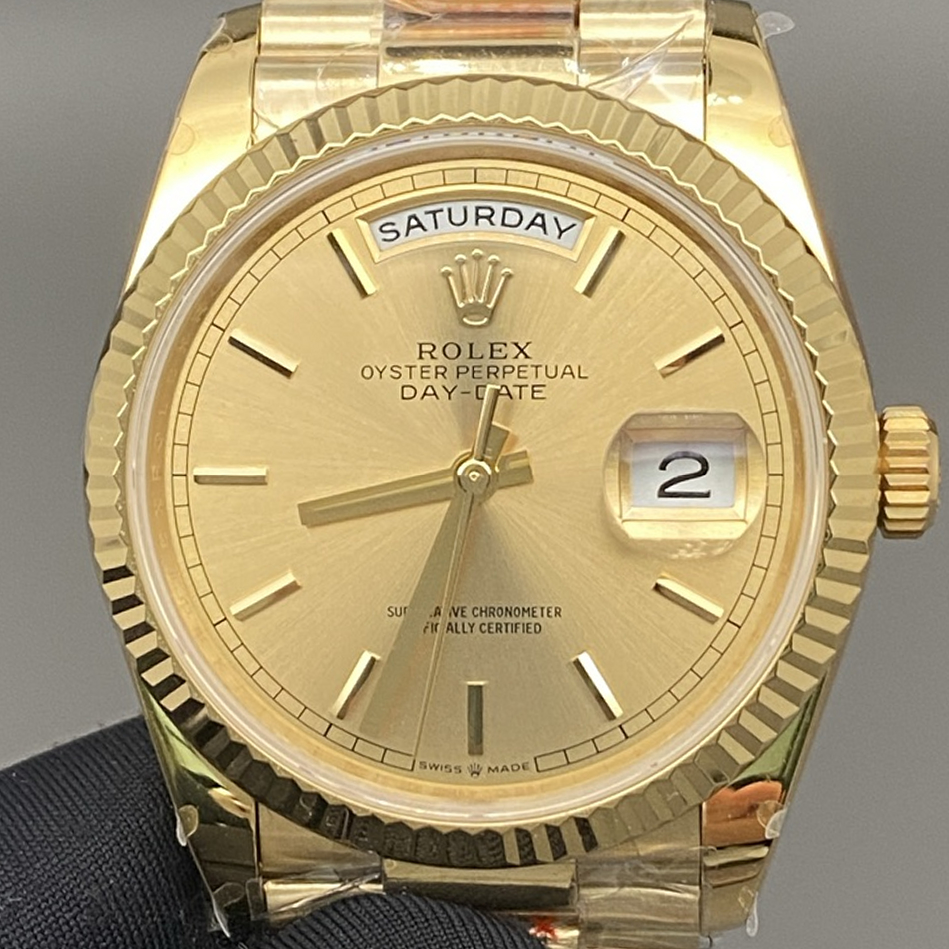 S002 · Camera geometry corrected. Image rotated approximately 1.7° counterclockwise at the dial centre; perspective and unequal image scaling normalized to a circular dial reference using native radial boundaries of the connected printed minute chapter. Recentered and resampled to 1900 × 1900 pixels. No correction for crystal refraction or raised bezel/hand geometry. Extended rays are visual dial references only; they do not correct or measure the raised bezel.