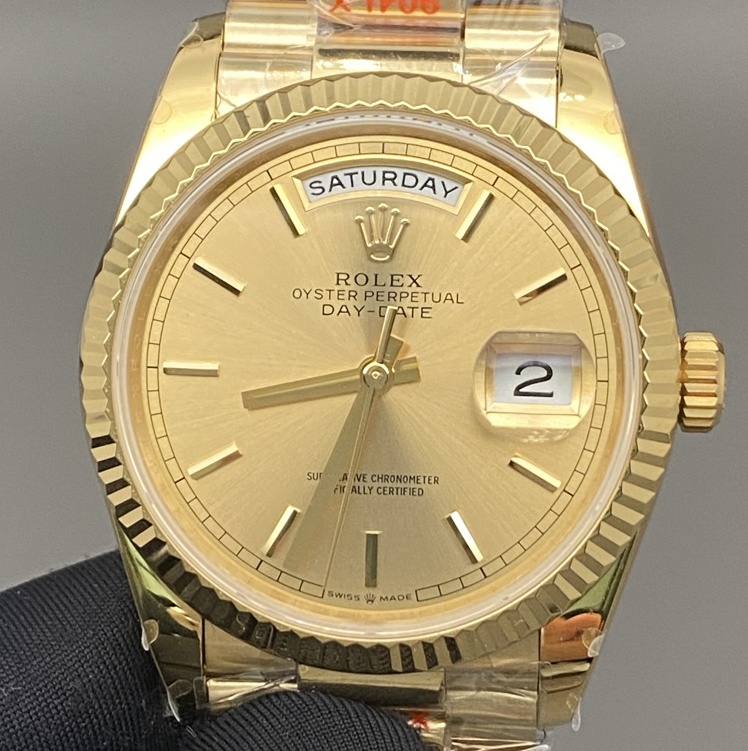 S002 · Native full-bezel context. Raised bezel features assessed visually in this original camera view