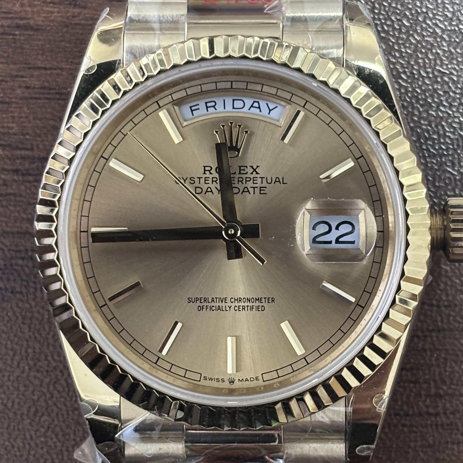 S001 · Camera geometry corrected. Image rotated approximately 1.2° counterclockwise at the dial centre; perspective and unequal image scaling normalized to a circular dial reference using native radial boundaries of the connected printed minute chapter. Recentered and resampled to 1900 × 1900 pixels. No correction for crystal refraction or raised bezel/hand geometry. Extended rays are visual dial references only; they do not correct or measure the raised bezel.