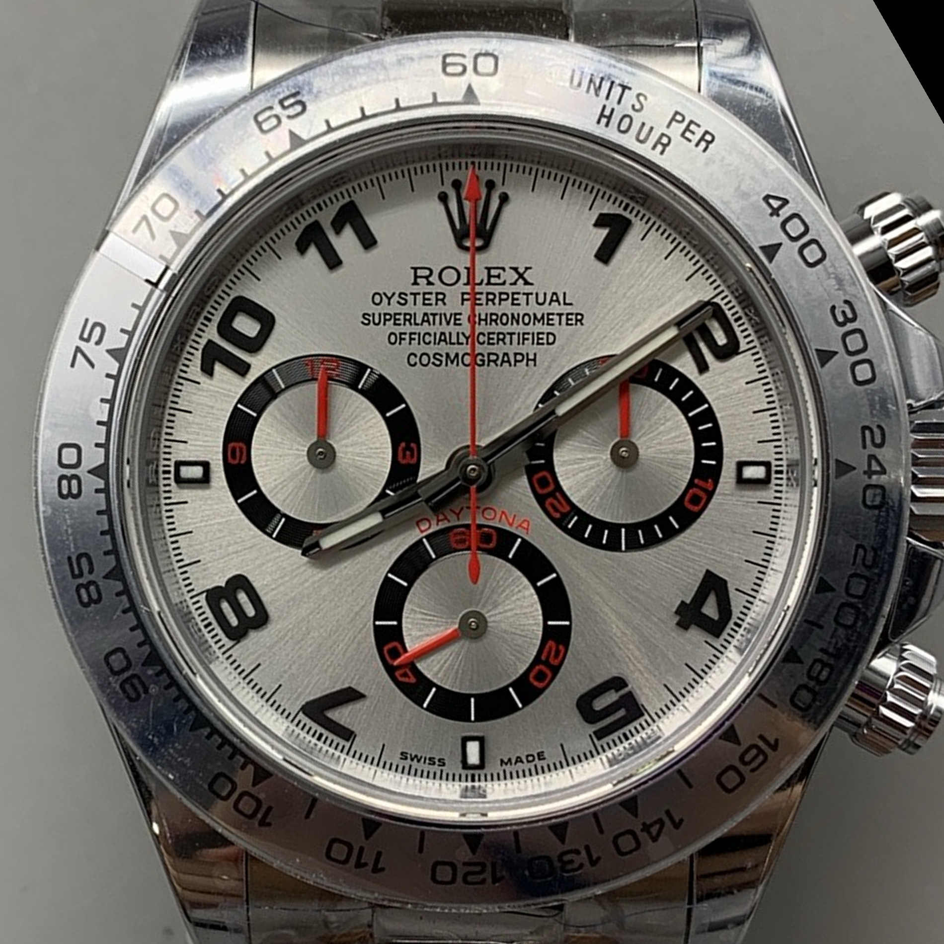 S003 · Camera geometry corrected. Image rotated approximately 31.5° counterclockwise at the dial centre; perspective and unequal image scaling normalized to a circular dial reference using isolated printed minute strokes. Recentered and resampled to 1900 × 1900 pixels. No correction for crystal refraction or raised bezel/hand geometry. Extended rays are visual dial references only; they do not correct or measure the raised bezel.