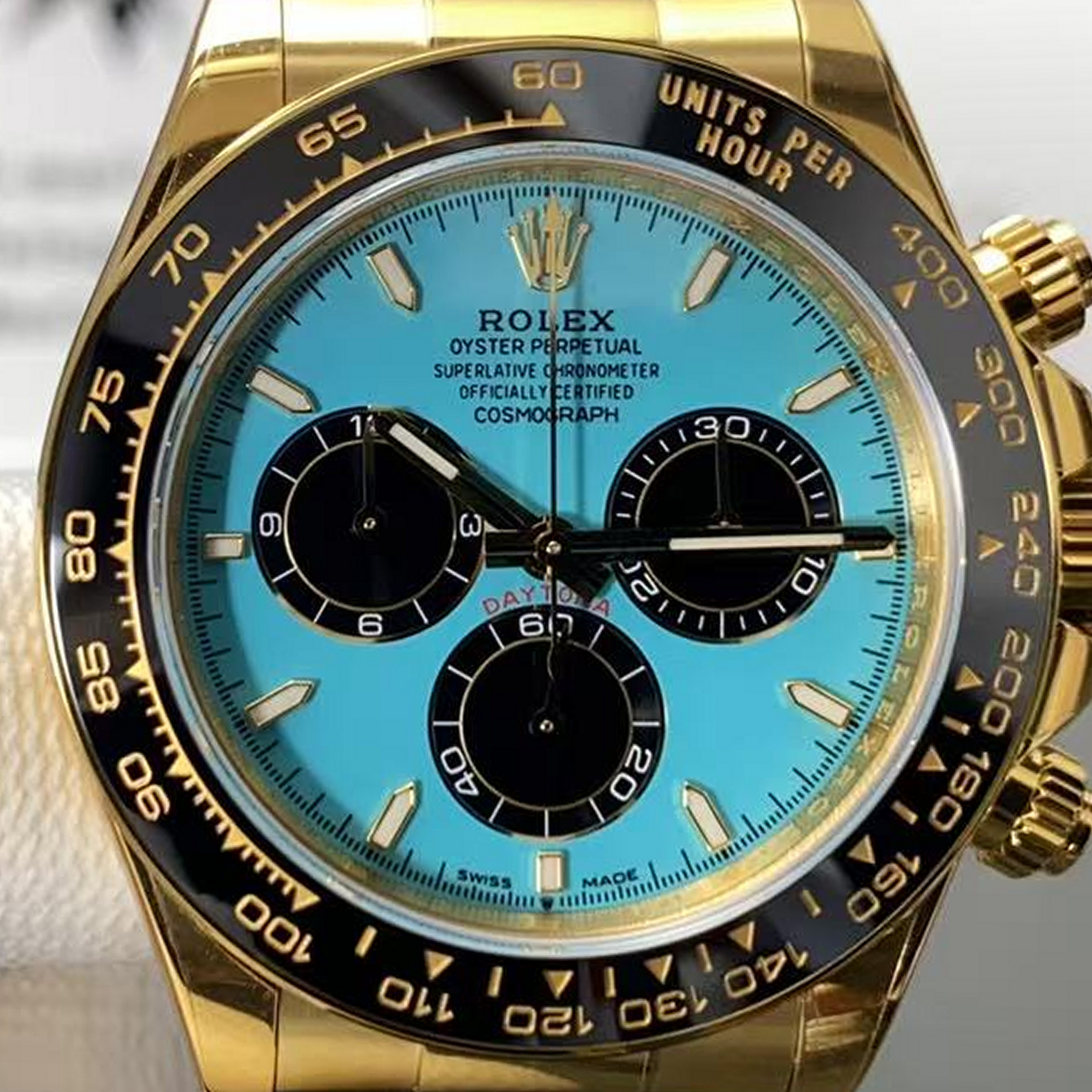 S001 · Camera geometry corrected. Image rotated approximately 0.3° counterclockwise at the dial centre; perspective and unequal image scaling normalized to a circular dial reference using isolated printed minute strokes. Recentered and resampled to 1900 × 1900 pixels. No correction for crystal refraction or raised bezel/hand geometry. Extended rays are visual dial references only; they do not correct or measure the raised bezel.