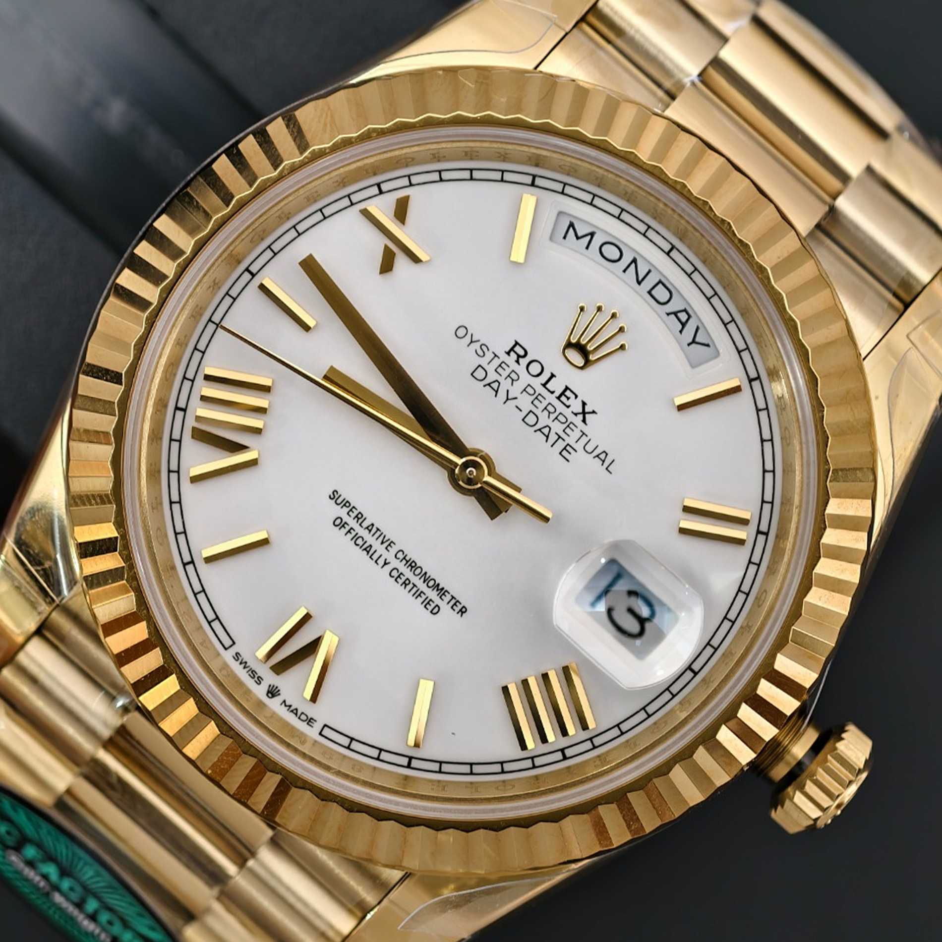 S003 · Visual reference only · precise angles unverified. Image rotated approximately 2.1° clockwise at the dial centre; illustrative circular normalization only; geometry did not validate using printed railroad crossbars and rails. Recentered and resampled to 1900 × 1900 pixels. No correction for crystal refraction or raised bezel/hand geometry. Extended rays are visual dial references only; they do not correct or measure the raised bezel.