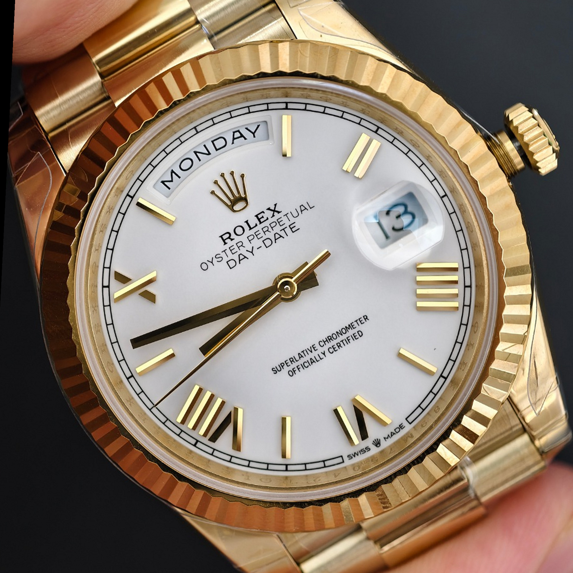 S004 · Visual reference only · precise angles unverified. Image rotated approximately 2.0° clockwise at the dial centre; illustrative circular normalization only; geometry did not validate using printed railroad crossbars and rails. Recentered and resampled to 1900 × 1900 pixels. No correction for crystal refraction or raised bezel/hand geometry. Extended rays are visual dial references only; they do not correct or measure the raised bezel.