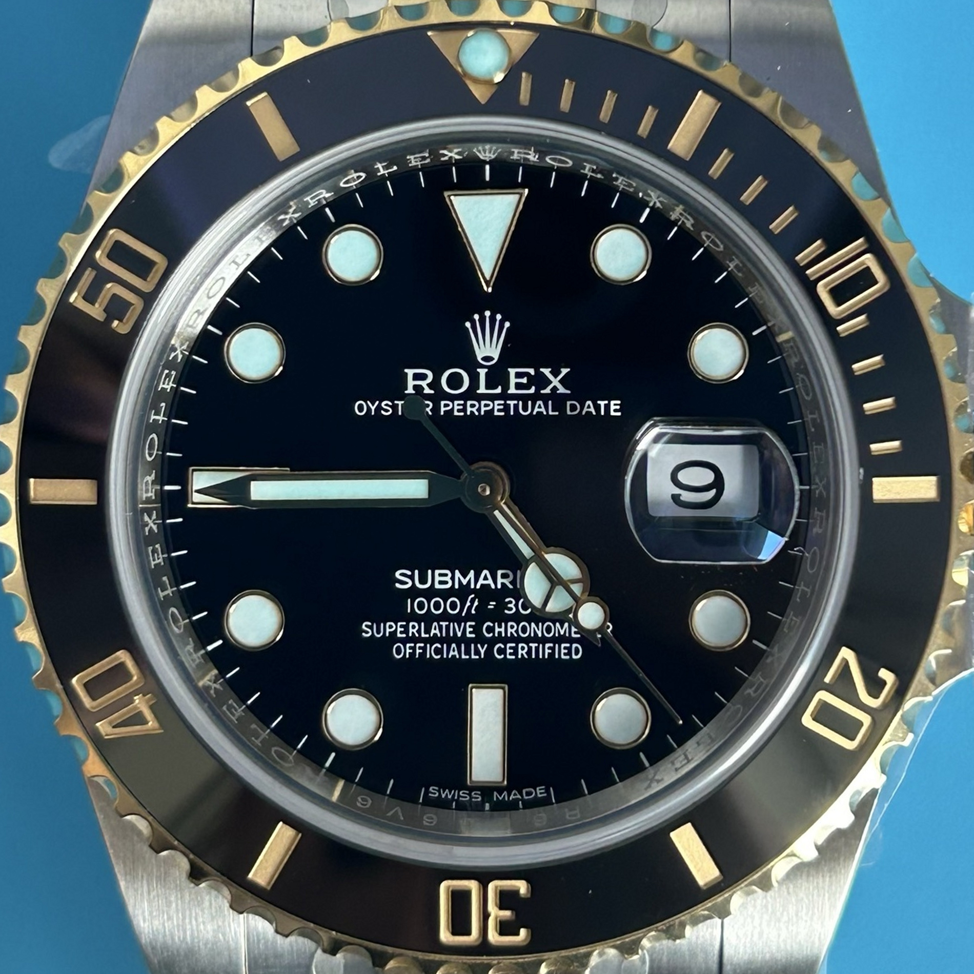 S019 · Camera geometry corrected. Image rotated approximately 2.1° clockwise at the dial centre; perspective and unequal image scaling normalized to a circular dial reference using detected printed tick centres. Recentered and resampled to 1900 × 1900 pixels. No correction for crystal refraction or raised bezel/hand geometry. Extended rays are visual dial references only; they do not correct or measure the raised bezel.