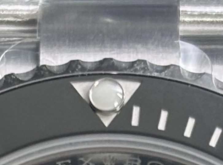 P07 · Bezel at twelve