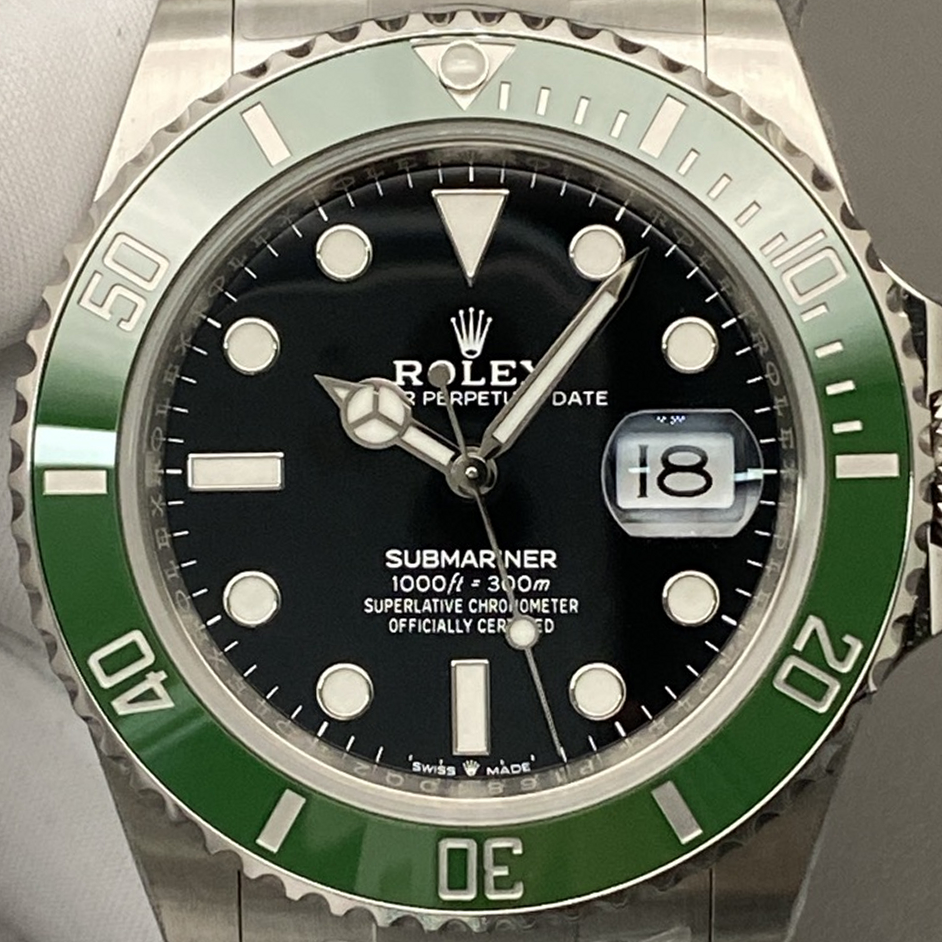 S003 · Camera geometry corrected. Image rotated approximately 0.9° counterclockwise at the dial centre; perspective and unequal image scaling normalized to a circular dial reference using isolated printed minute strokes. Recentered and resampled to 1900 × 1900 pixels. No correction for crystal refraction or raised bezel/hand geometry. Extended rays are visual dial references only; they do not correct or measure the raised bezel.