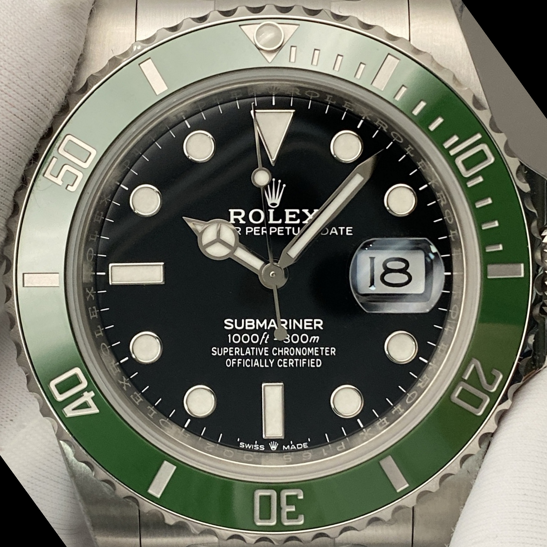 S005 · Camera geometry corrected. Image rotated approximately 35.9° counterclockwise at the dial centre; perspective and unequal image scaling normalized to a circular dial reference using isolated printed minute strokes. Recentered and resampled to 1900 × 1900 pixels. No correction for crystal refraction or raised bezel/hand geometry. Extended rays are visual dial references only; they do not correct or measure the raised bezel.