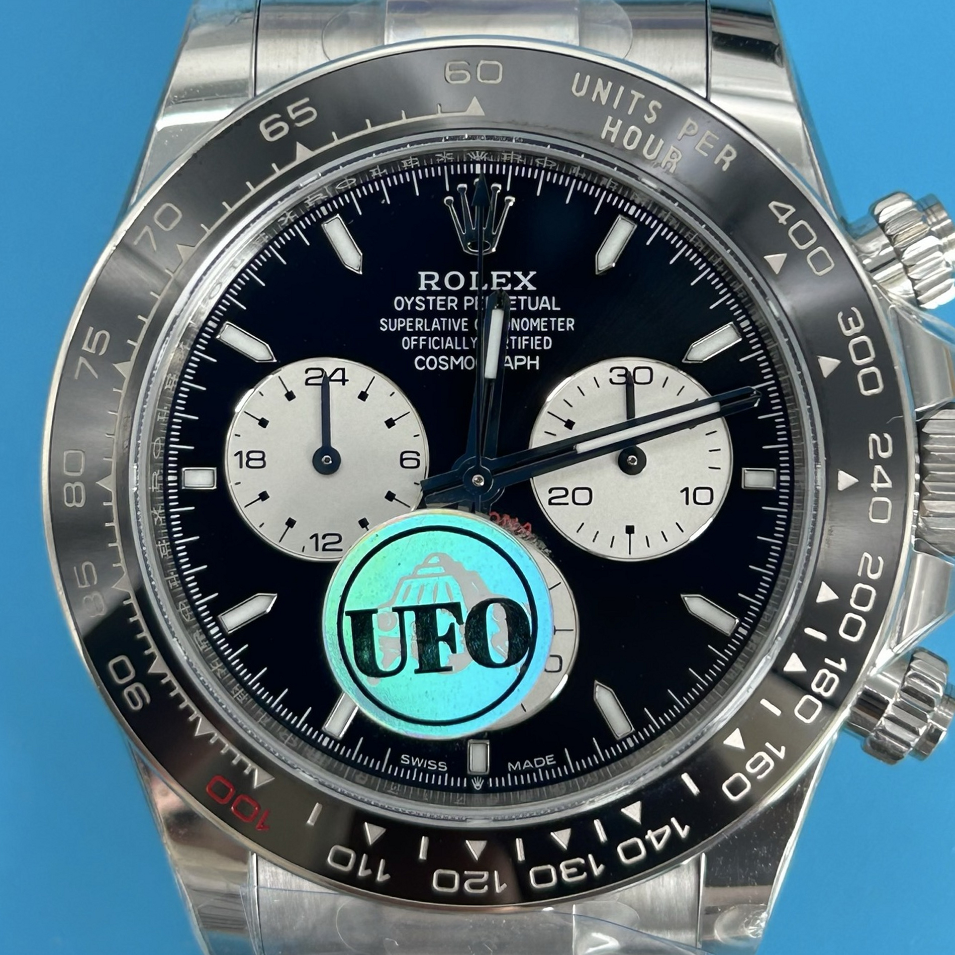 S004 · Camera geometry corrected. Image rotated approximately 0.4° clockwise at the dial centre; perspective and unequal image scaling normalized to a circular dial reference using isolated printed minute strokes. Recentered and resampled to 1900 × 1900 pixels. No correction for crystal refraction or raised bezel/hand geometry. Extended rays are visual dial references only; they do not correct or measure the raised bezel.