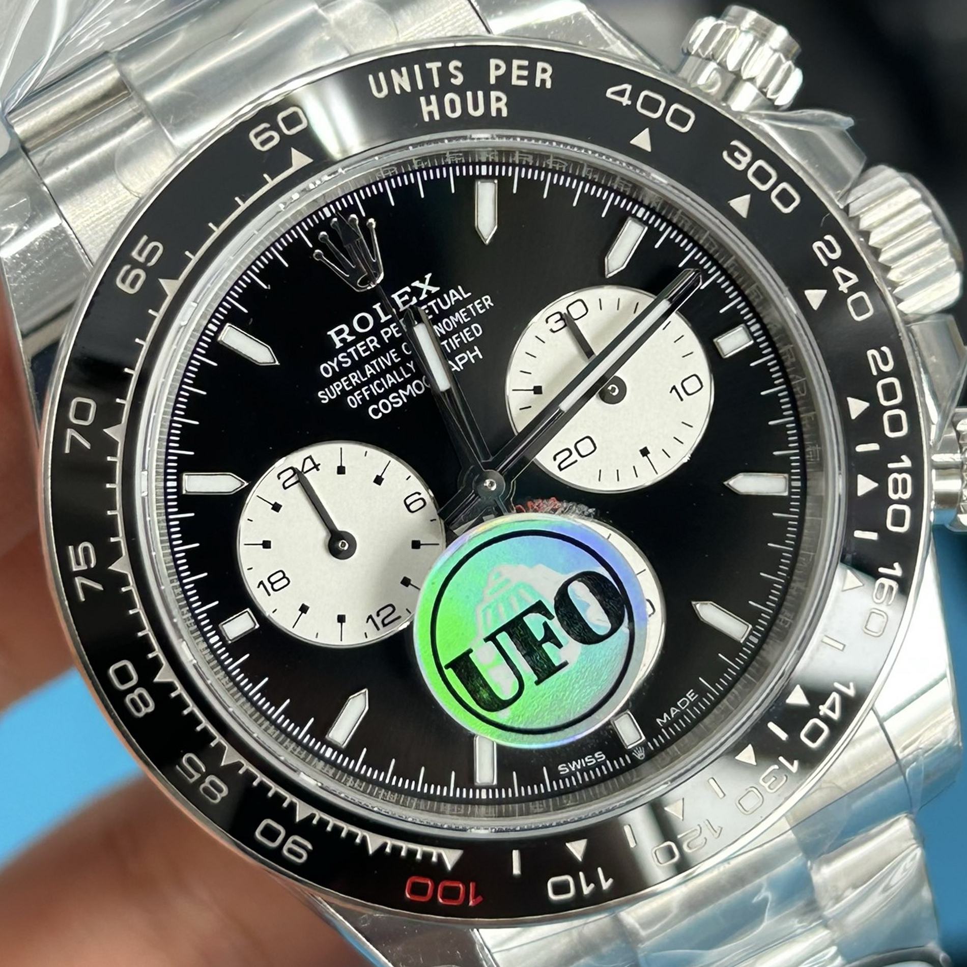 S009 · Visual reference only · precise angles unverified. Image rotated approximately 0.9° counterclockwise at the dial centre; illustrative circular normalization only; geometry did not validate using isolated printed minute strokes. Recentered and resampled to 1900 × 1900 pixels. No correction for crystal refraction or raised bezel/hand geometry. Extended rays are visual dial references only; they do not correct or measure the raised bezel.