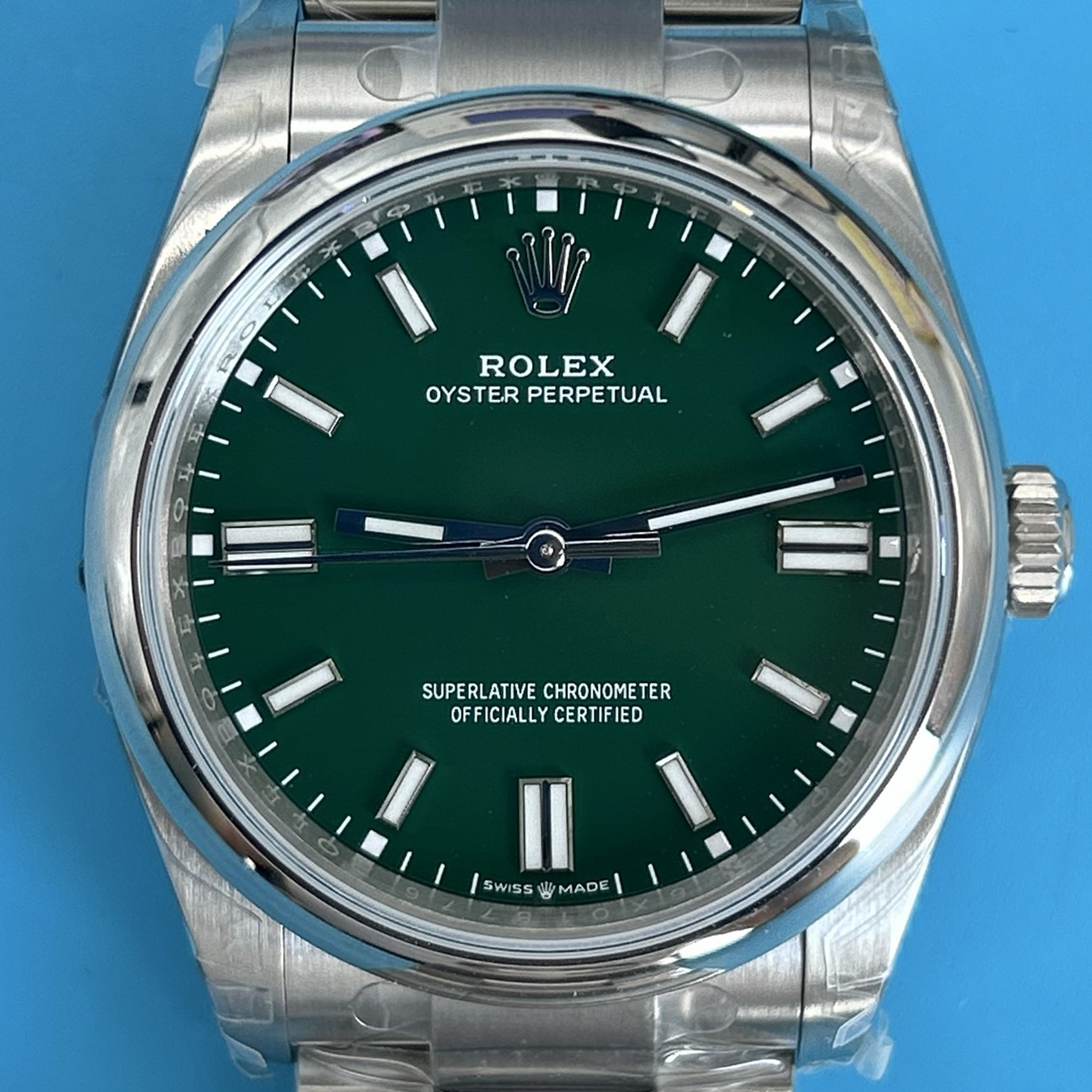 S004 · Camera geometry corrected. Image rotated approximately 0.0° clockwise at the dial centre; perspective and unequal image scaling normalized to a circular dial reference using isolated printed minute strokes. Recentered and resampled to 1900 × 1900 pixels. No correction for crystal refraction or raised bezel/hand geometry. Extended rays are visual dial references only; they do not correct or measure the raised bezel.