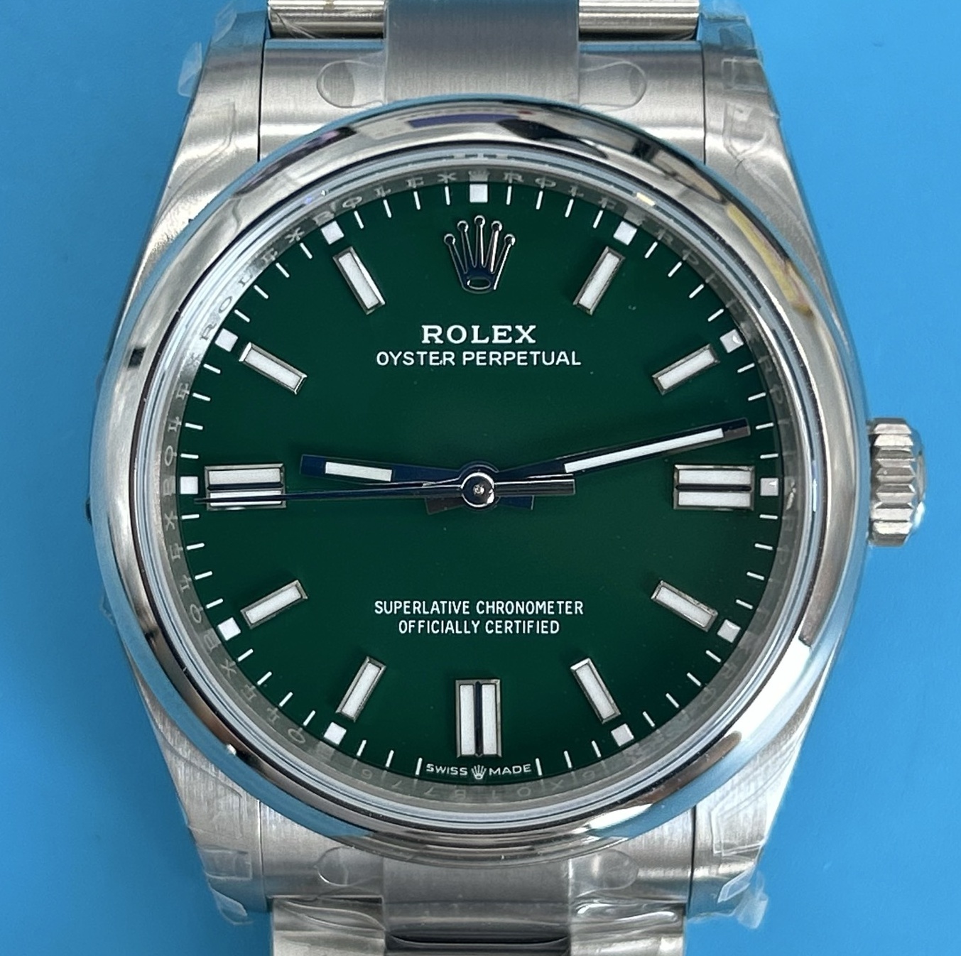 S004 · Native full-bezel context. Raised bezel features assessed visually in this original camera view