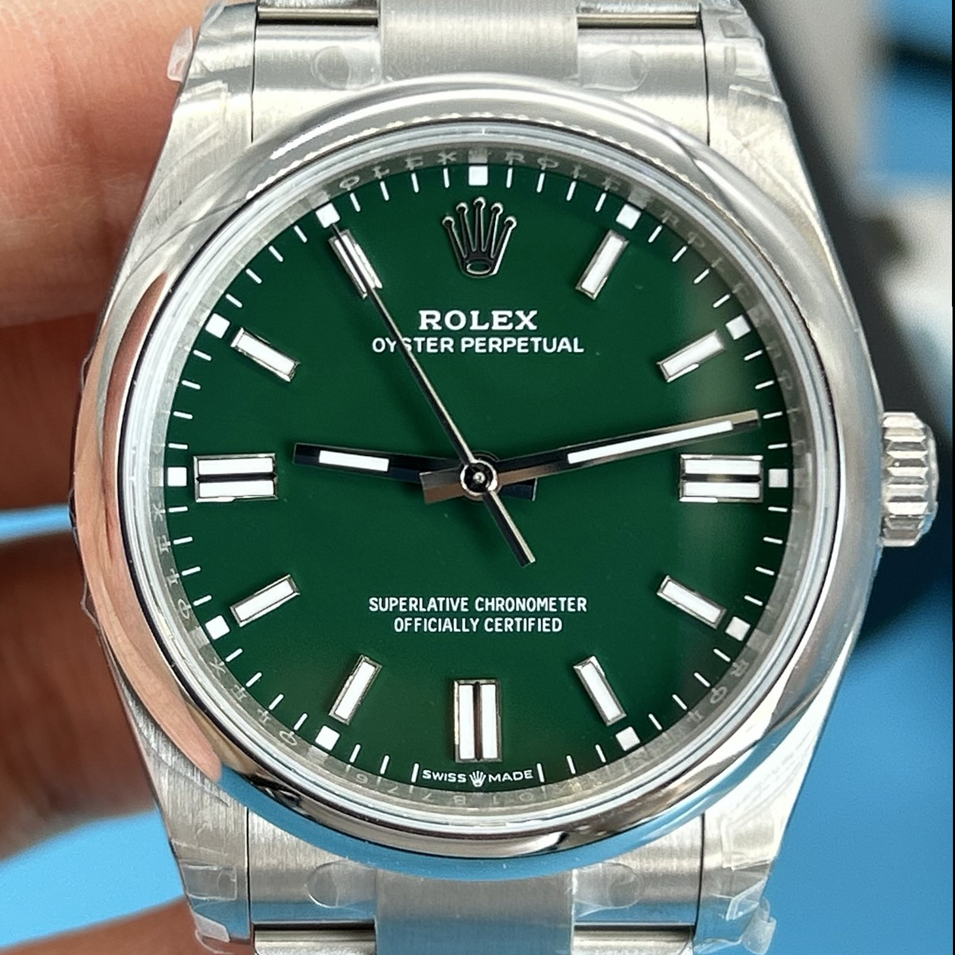 S007 · Camera geometry corrected. Image rotated approximately 0.0° counterclockwise at the dial centre; perspective and unequal image scaling normalized to a circular dial reference using isolated printed minute strokes. Recentered and resampled to 1900 × 1900 pixels. No correction for crystal refraction or raised bezel/hand geometry. Extended rays are visual dial references only; they do not correct or measure the raised bezel.