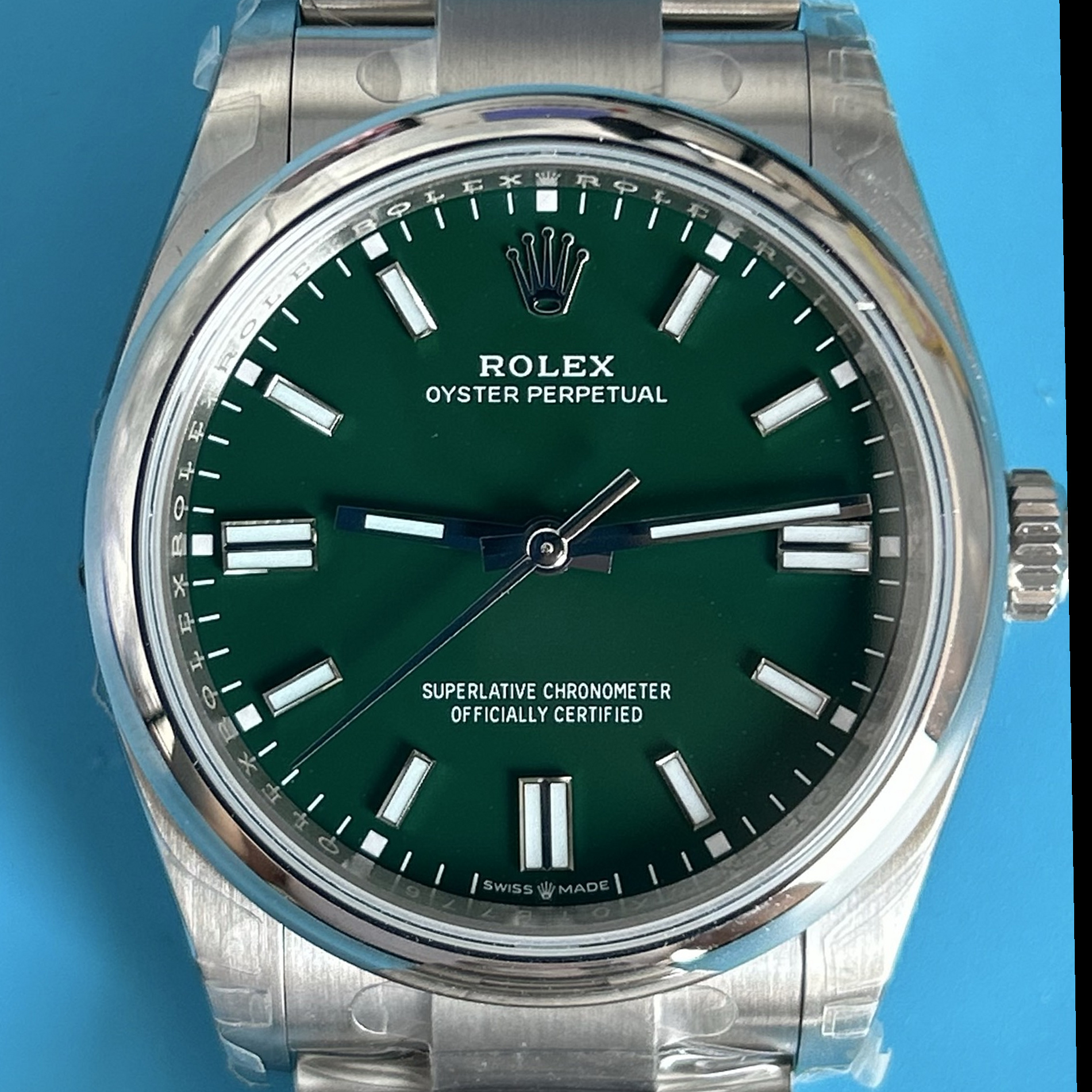 S019 · Camera geometry corrected. Image rotated approximately 0.6° counterclockwise at the dial centre; perspective and unequal image scaling normalized to a circular dial reference using isolated printed minute strokes. Recentered and resampled to 1900 × 1900 pixels. No correction for crystal refraction or raised bezel/hand geometry. Extended rays are visual dial references only; they do not correct or measure the raised bezel.