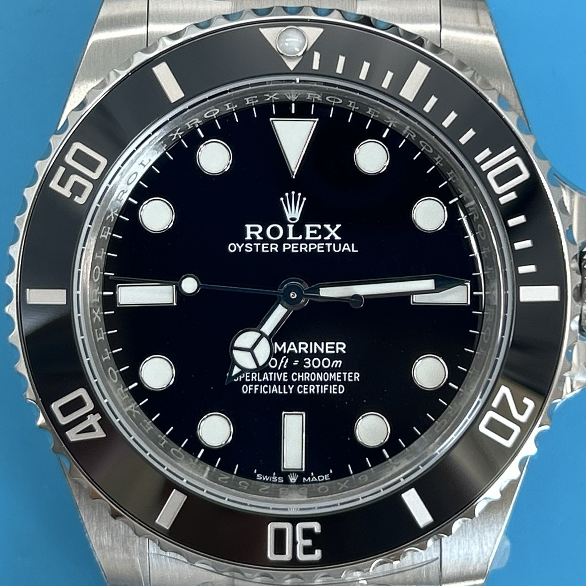 S004 · Camera geometry corrected. Image rotated approximately 0.4° counterclockwise at the dial centre; perspective and unequal image scaling normalized to a circular dial reference using isolated printed minute strokes. Recentered and resampled to 1900 × 1900 pixels. No correction for crystal refraction or raised bezel/hand geometry. Extended rays are visual dial references only; they do not correct or measure the raised bezel.