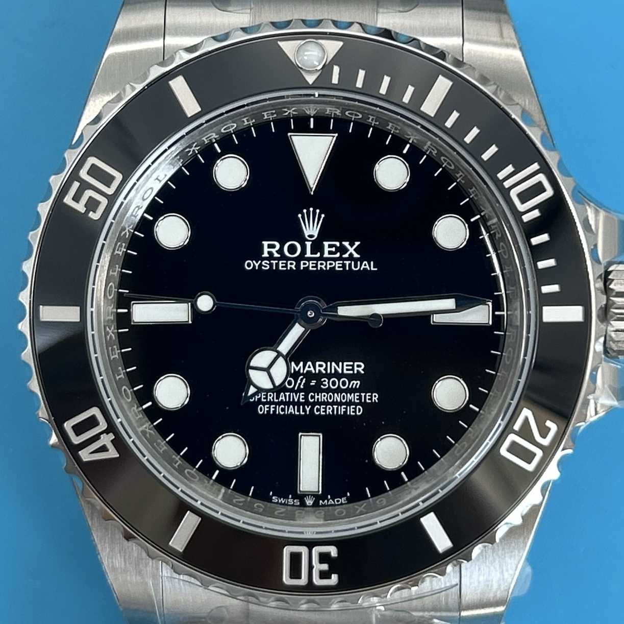 S004 · Native full-bezel context. Raised bezel features assessed visually in this original camera view