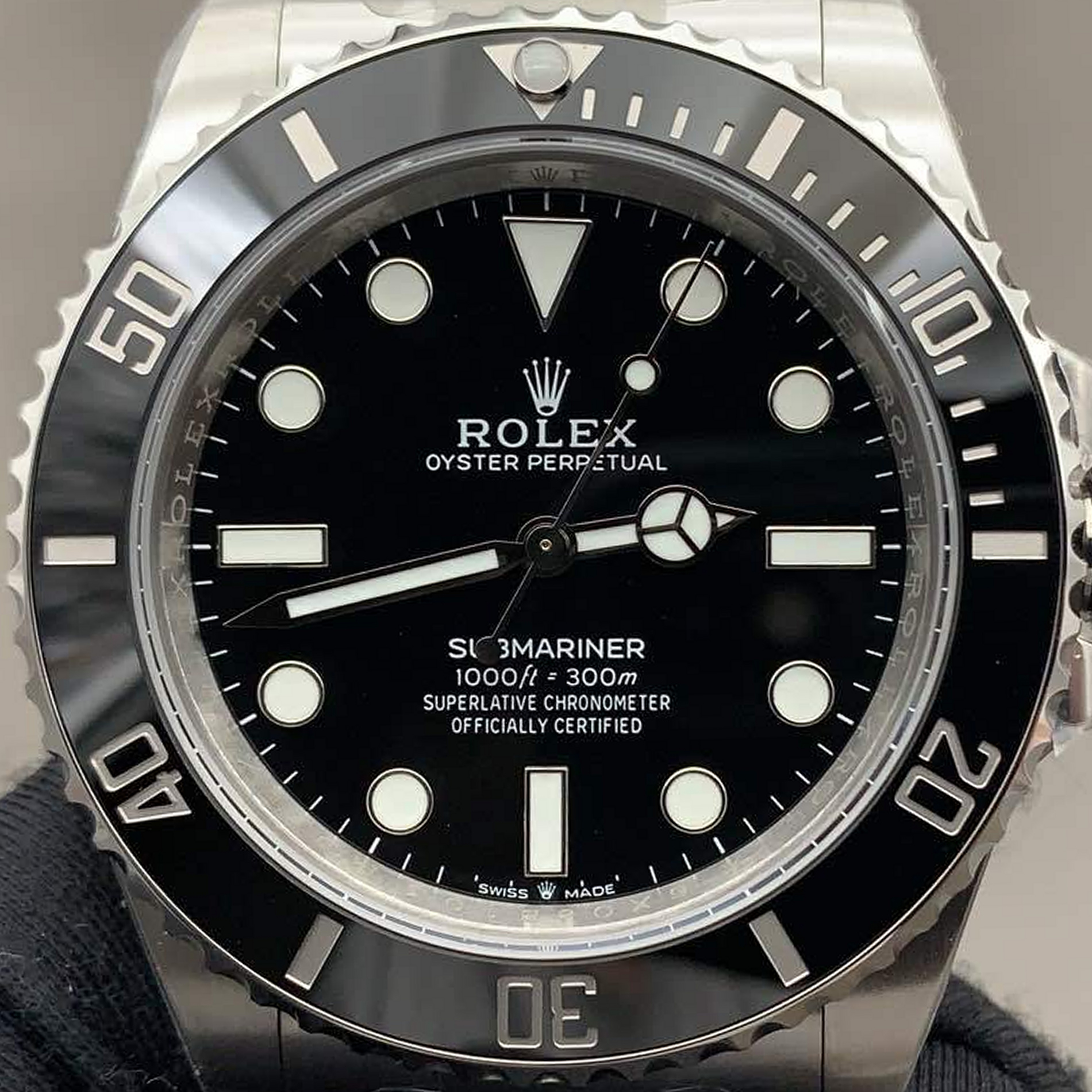 S002 · Camera geometry corrected. Image rotated approximately 1.5° counterclockwise at the dial centre; perspective and unequal image scaling normalized to a circular dial reference using isolated printed minute strokes. Recentered and resampled to 1900 × 1900 pixels. No correction for crystal refraction or raised bezel/hand geometry. Extended rays are visual dial references only; they do not correct or measure the raised bezel.