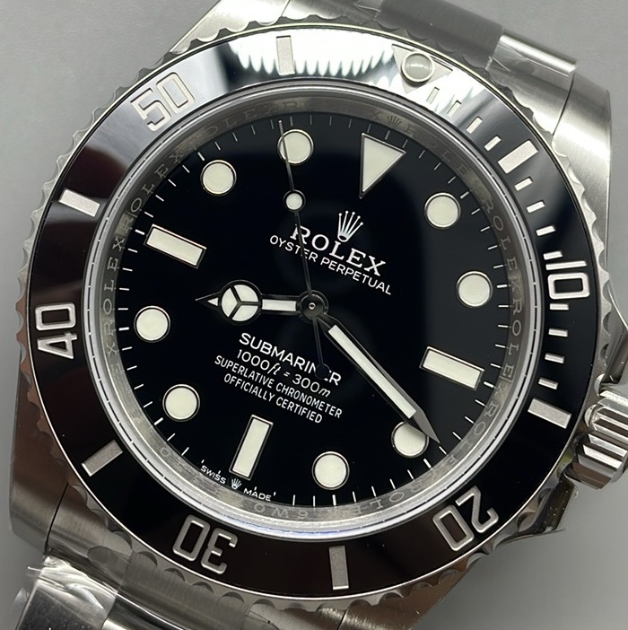 S002 · Native full-bezel context. Raised bezel and pearl assessed visually in this original camera view