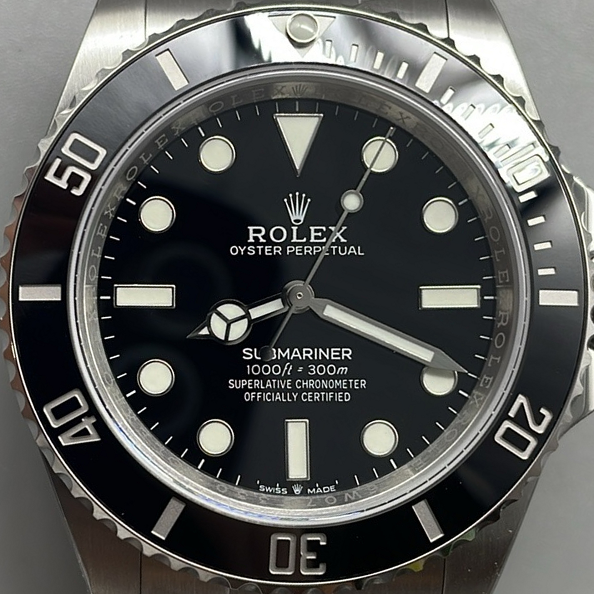 S003 · Camera geometry corrected. Image rotated approximately 18.2° clockwise at the dial centre; perspective and unequal image scaling normalized to a circular dial reference using the printed ticks’ inner tips. Recentered and resampled to 1900 × 1900 pixels. No correction for crystal refraction or raised bezel/hand geometry. Extended rays are visual dial references only; they do not correct or measure the raised bezel.