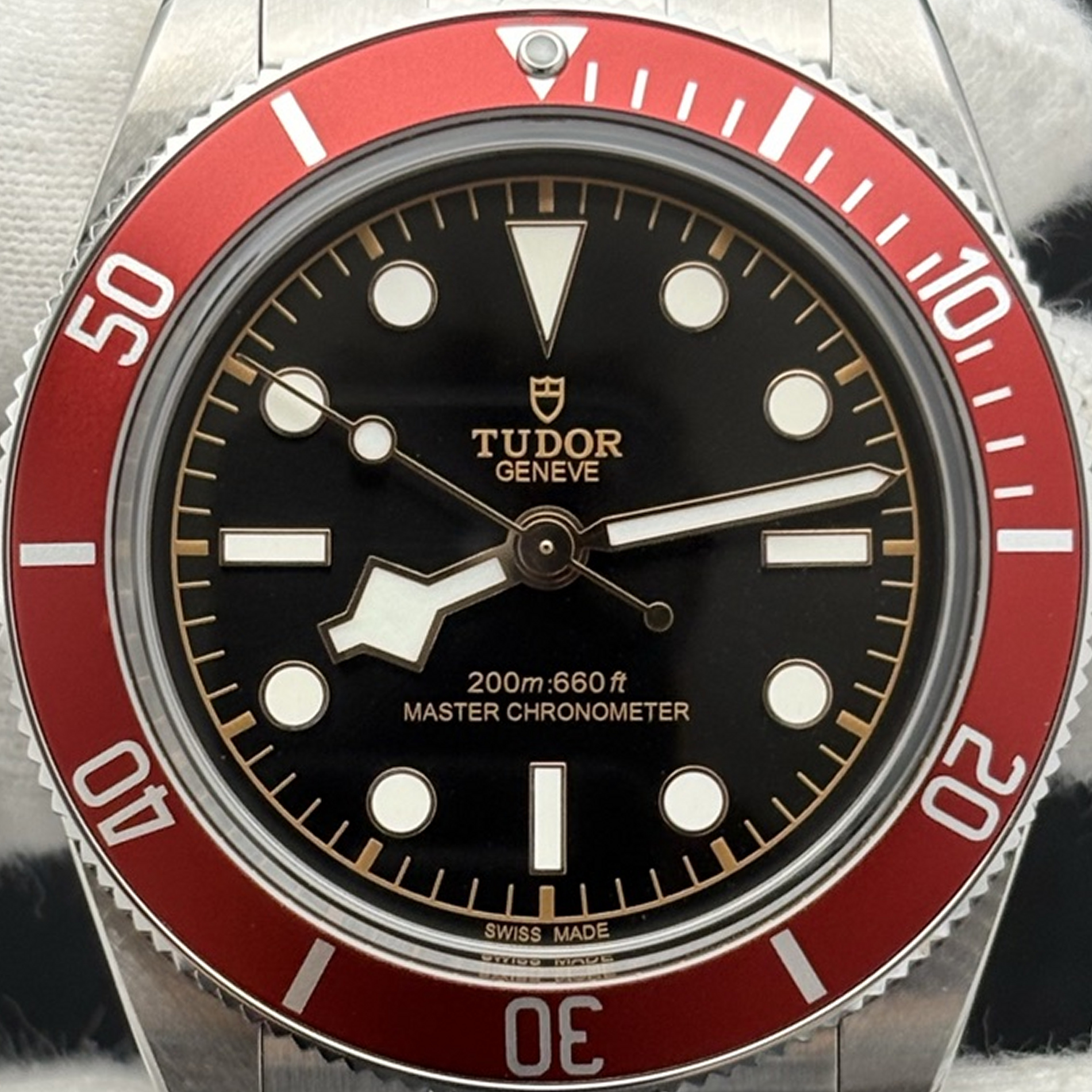 S001 · Camera geometry corrected. Image rotated approximately 0.3° clockwise at the dial centre; perspective and unequal image scaling normalized to a circular dial reference using detected printed tick centres. Recentered and resampled to 1900 × 1900 pixels. No correction for crystal refraction or raised bezel/hand geometry. Extended rays are visual dial references only; they do not correct or measure the raised bezel.