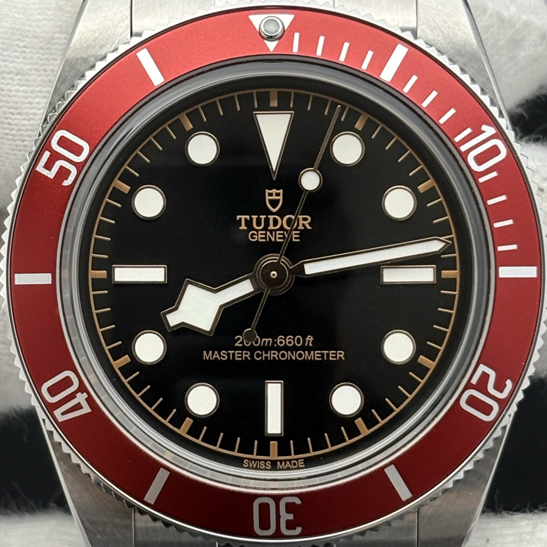 S002 · Camera geometry corrected. Image rotated approximately 0.3° clockwise at the dial centre; perspective and unequal image scaling normalized to a circular dial reference using detected printed tick centres. Recentered and resampled to 1900 × 1900 pixels. No correction for crystal refraction or raised bezel/hand geometry. Extended rays are visual dial references only; they do not correct or measure the raised bezel.
