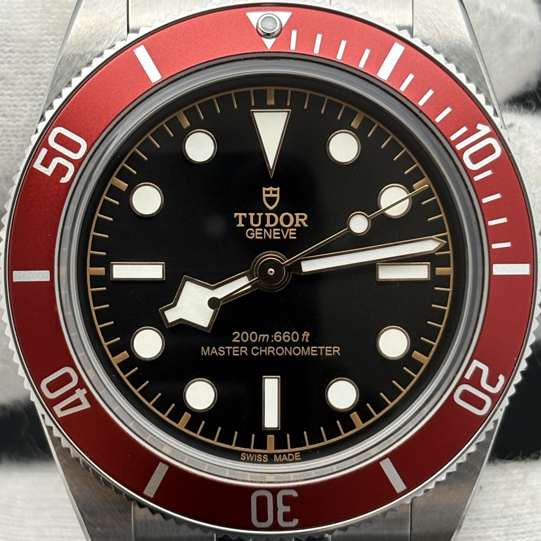 S003 · Camera geometry corrected. Image rotated approximately 0.2° counterclockwise at the dial centre; perspective and unequal image scaling normalized to a circular dial reference using detected printed tick centres. Recentered and resampled to 1900 × 1900 pixels. No correction for crystal refraction or raised bezel/hand geometry. Extended rays are visual dial references only; they do not correct or measure the raised bezel.